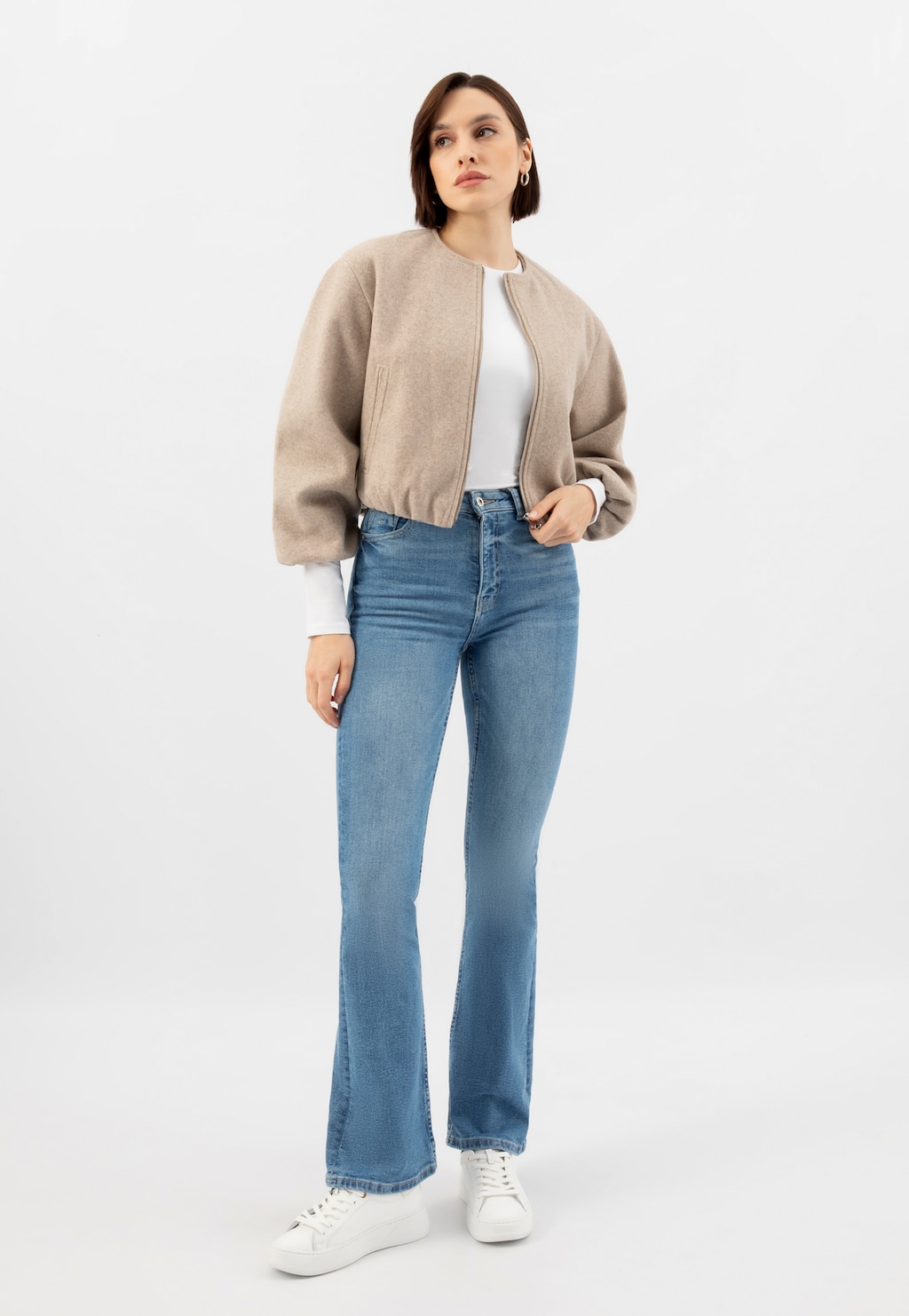 Biele kožené tenisky pre ženy so zlatými detailmi 46344-59 Widok 10