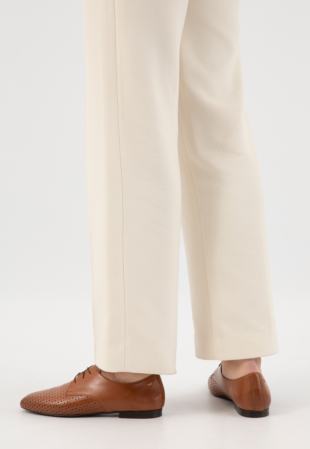 Hnedé šnurovacie dámske poltopánky s ažúrovaním 46332-53 Widok 7