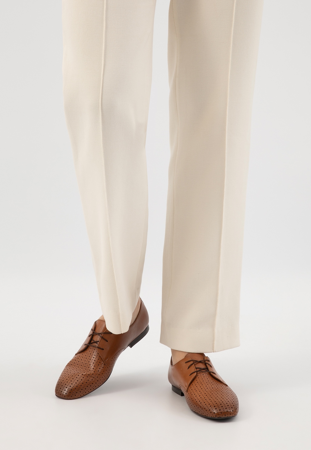 Hnedé šnurovacie dámske poltopánky s ažúrovaním 46332-53 Widok 8