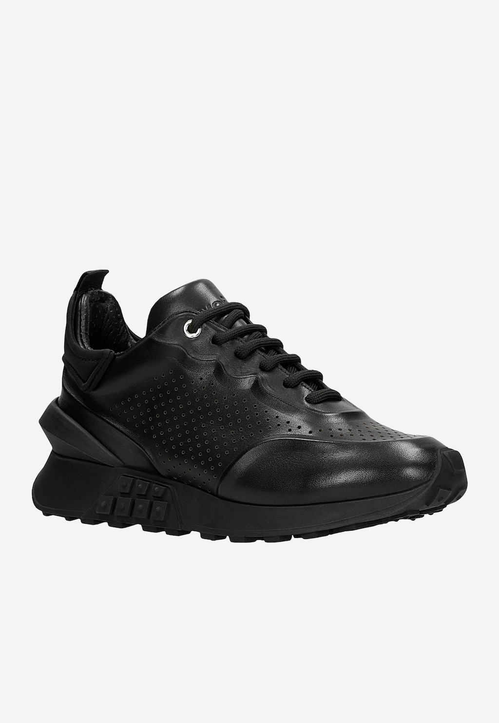 Czarne skórzane sneakersy damskie Wojas model 46306-51 z perforowaną cholewką, na grubej podeszwie, widok z boku ukazujący sportowy design i detale.