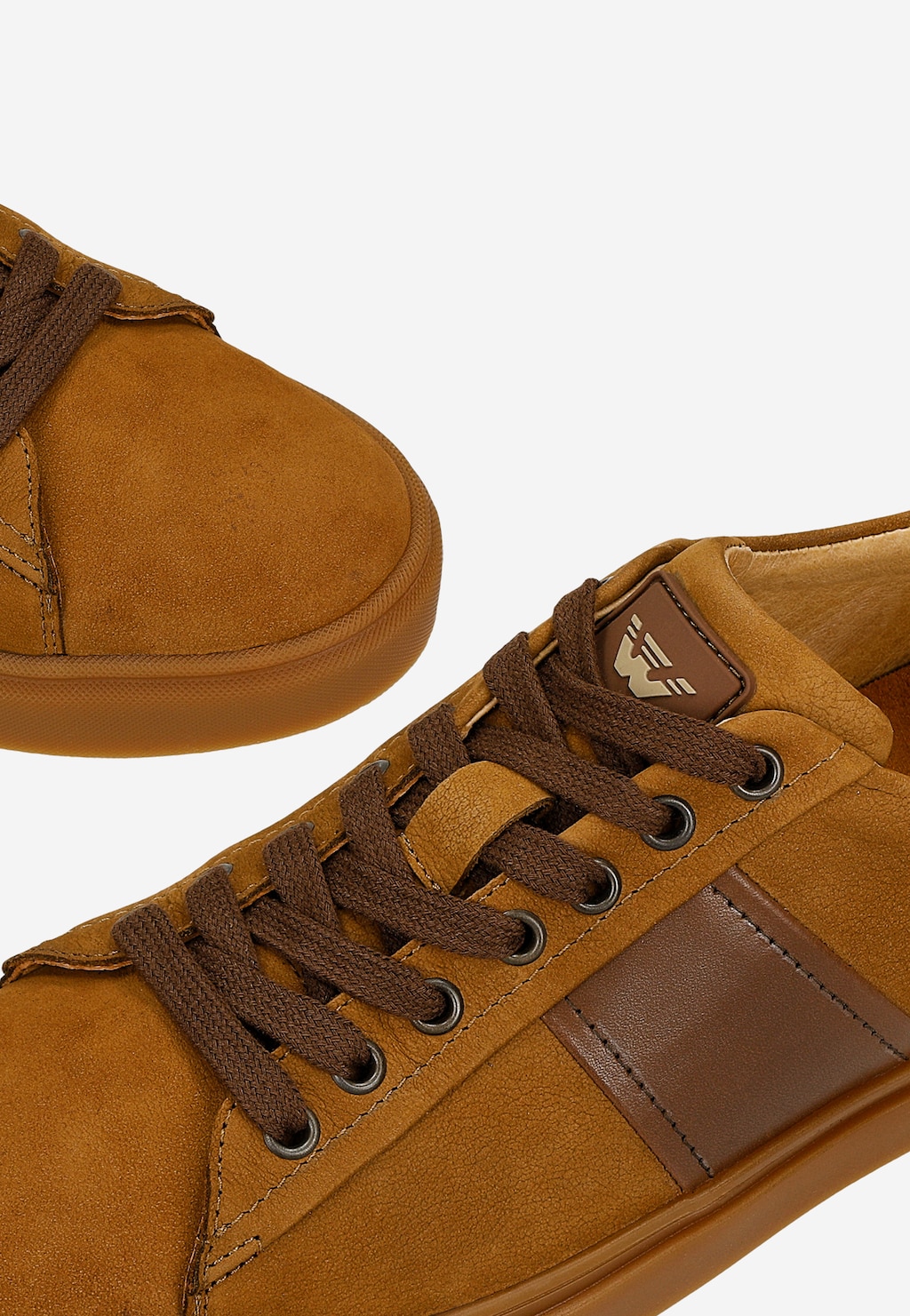 Brązowe trampki męskie Wojas model 10246-72 z łączonych skór, widoczne z bliska. Zdobione ciemnobrązowymi sznurówkami i logo na języku, z charakterystyczną gumową podeszwą.