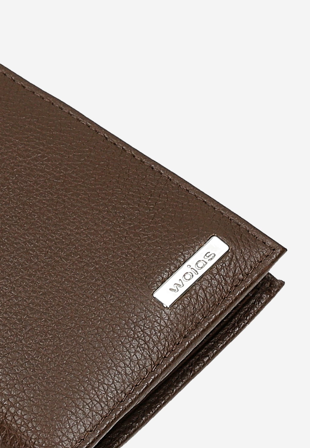 Zbliżenie na elegancki brązowy portfel męski Wojas model 91115-52 wykonany z wysokiej jakości skóry licowej z widocznym metalowym logo marki na froncie.