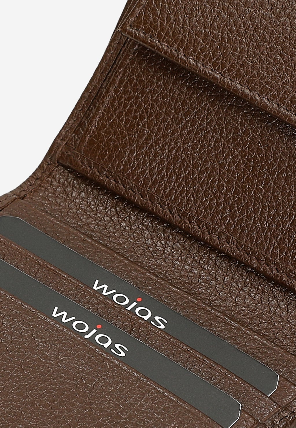 Zbliżenie na elegancki brązowy portfel męski Wojas model 91115-52 wykonany ze skóry licowej, ukazujące wewnętrzne przegródki i logo marki na czarnych wstawkach.