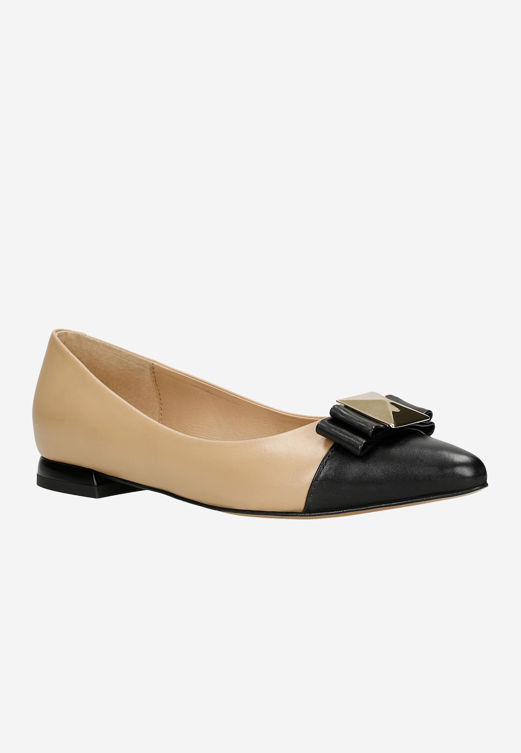 Beżowe baleriny Wojas model 46299-54 z czarnym noskiem i ozdobną kokardką z metalicznym elementem, widok z boku, płaska podeszwa.