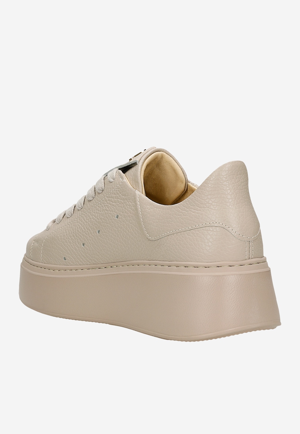 Beżowe trampki damskie Wojas 46285-54 z widocznym tyłem buta, wykonane ze skóry, na charakterystycznej wysokiej platformie, z wygodną wyściółką.