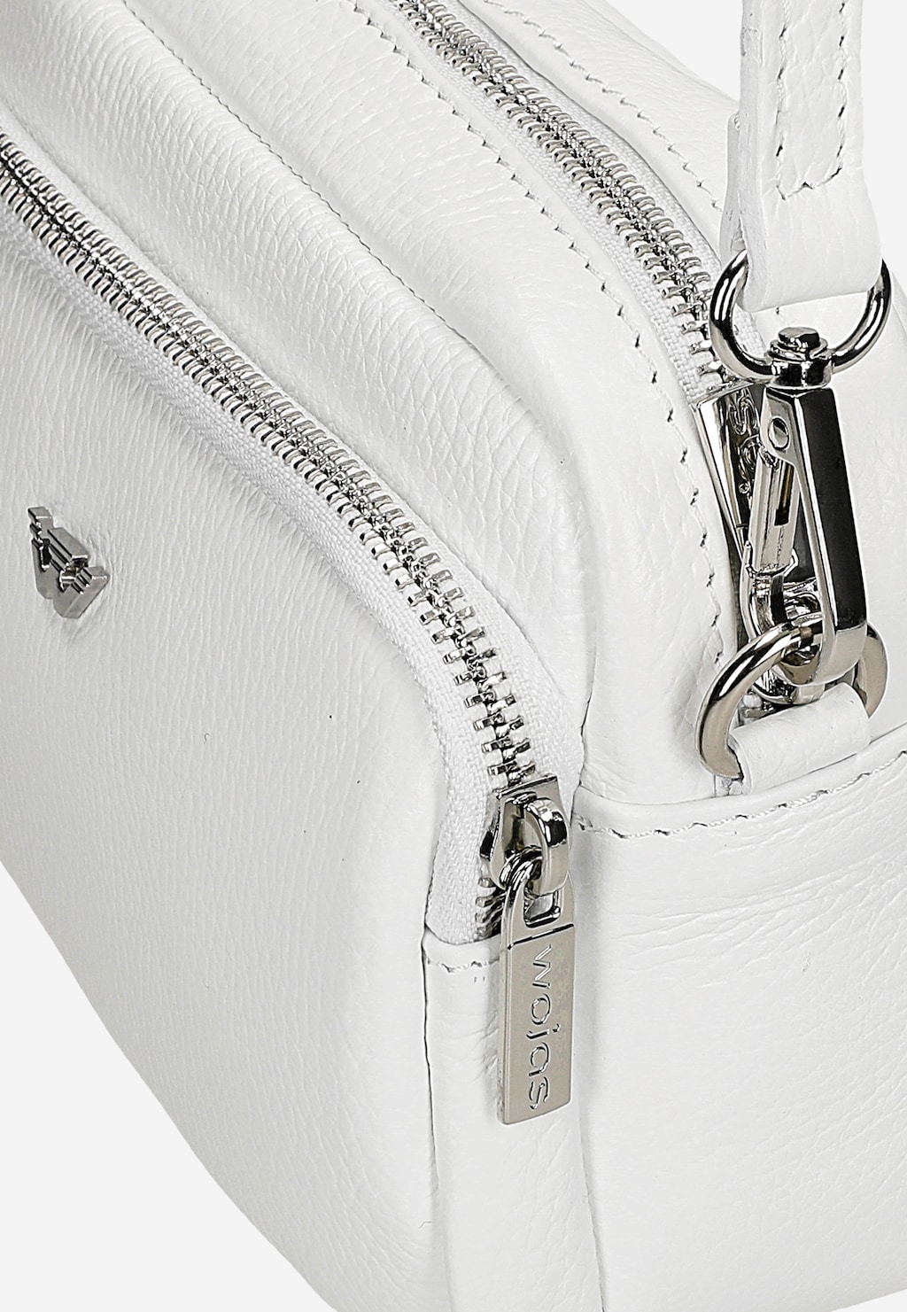 Zbliżenie na elegancką małą skórzaną torebkę damską Wojas 80317-50 w kolorze białym, z widocznymi srebrnymi zamkami błyskawicznymi i metalowymi dodatkami.