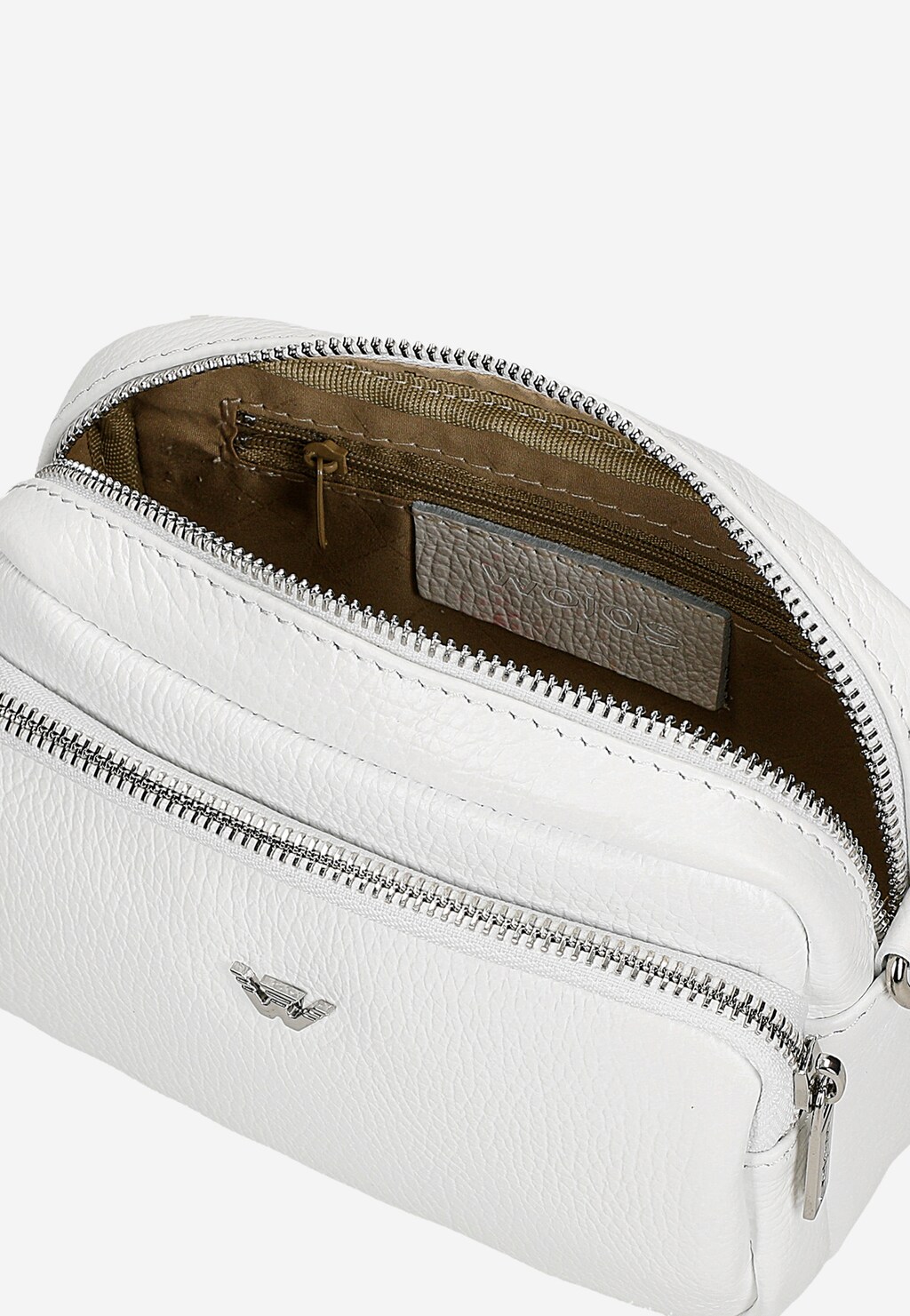 Wnętrze małej białej torebki Wojas model 80317-50 z brązową wyściółką, widoczną kieszonką na zamek i metką. Charakterystyczne elementy to logo marki i srebrne zamki błyskawiczne.