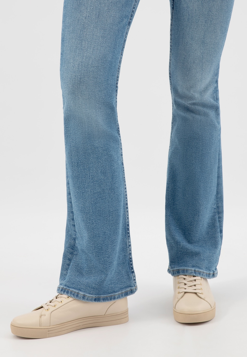 Beżowe trampki damskie Wojas model 46019-54 ze złotymi akcentami na stopach w jasnych jeansach, widok z przodu, pokazujące stylizację na co dzień.