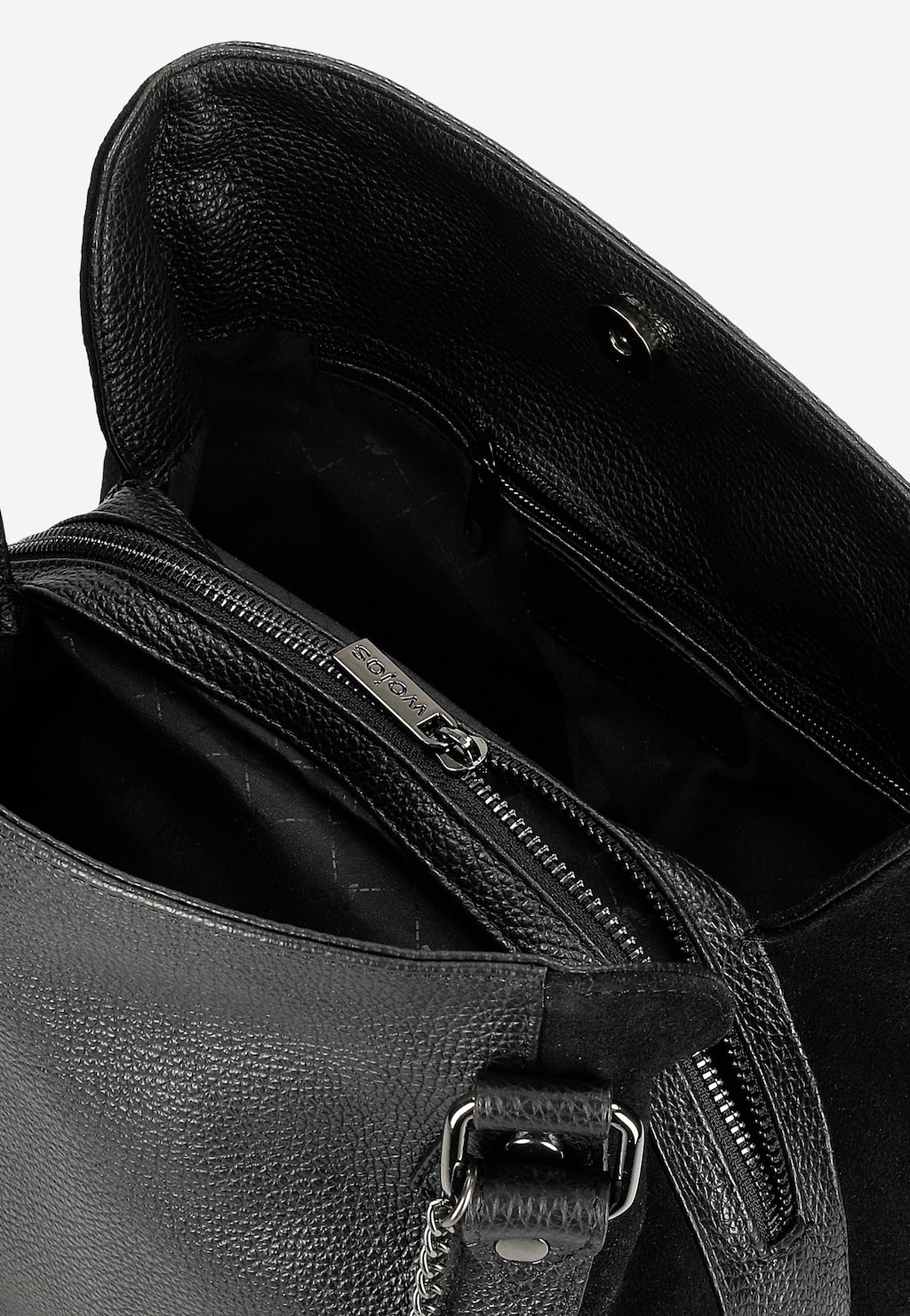 Wnętrze dużej czarnej torebki skórzanej Wojas model 9859-71, ukazujące podszewkę i kieszeń z zamkiem błyskawicznym oraz funkcjonalne detale wykończenia.