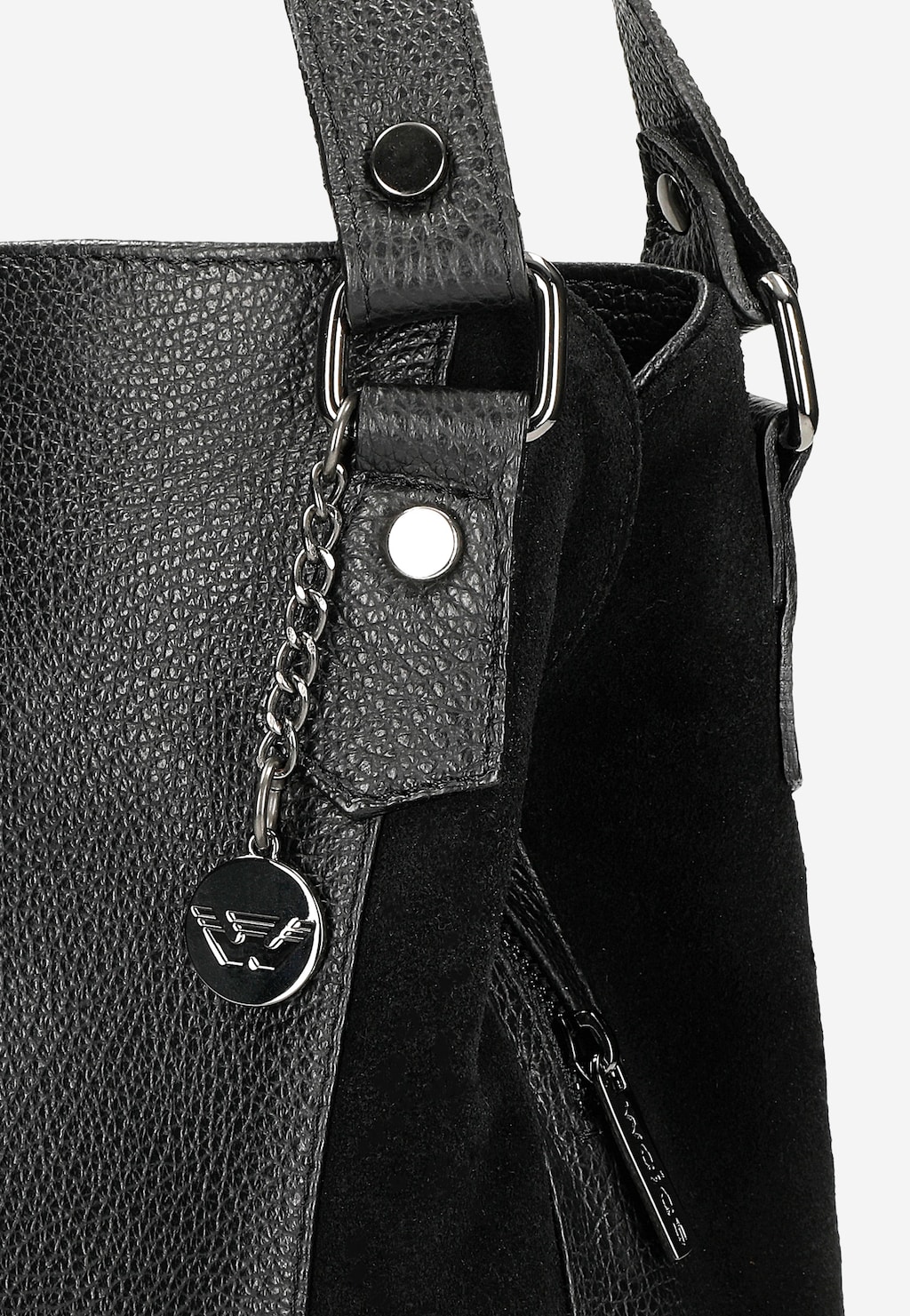 Duża czarna torebka damska Wojas model 9859-71 ze skóry z widoczną fakturą, metalowymi uchwytami i ozdobnym brelokiem z logo marki na łańcuszku.