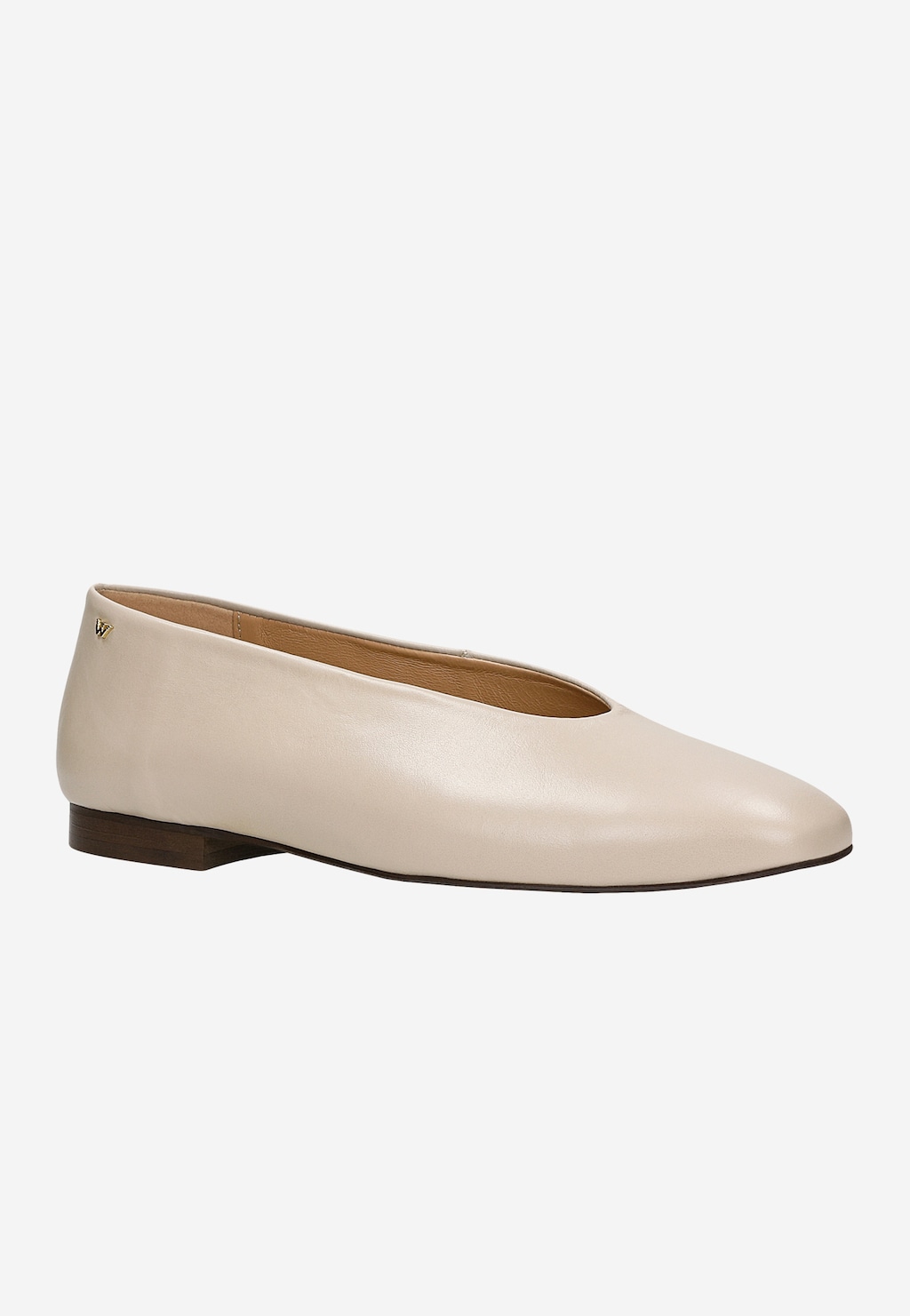 Beżowe baleriny Wojas 44030-54 ze skóry licowej, z płaskim obcasem drewnianym, eleganckim spiczastym noskiem i miękką wyściółką wewnętrzną.