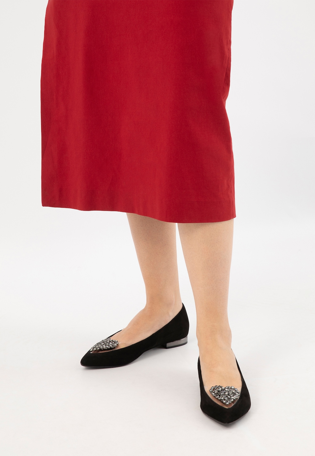 Czarne baleriny Wojas model 44050-81 ze srebrnymi ozdobami w kształcie serca, noszone przez osobę w czerwonej spódnicy, widok z przodu pokazujący elegancki design obuwia.