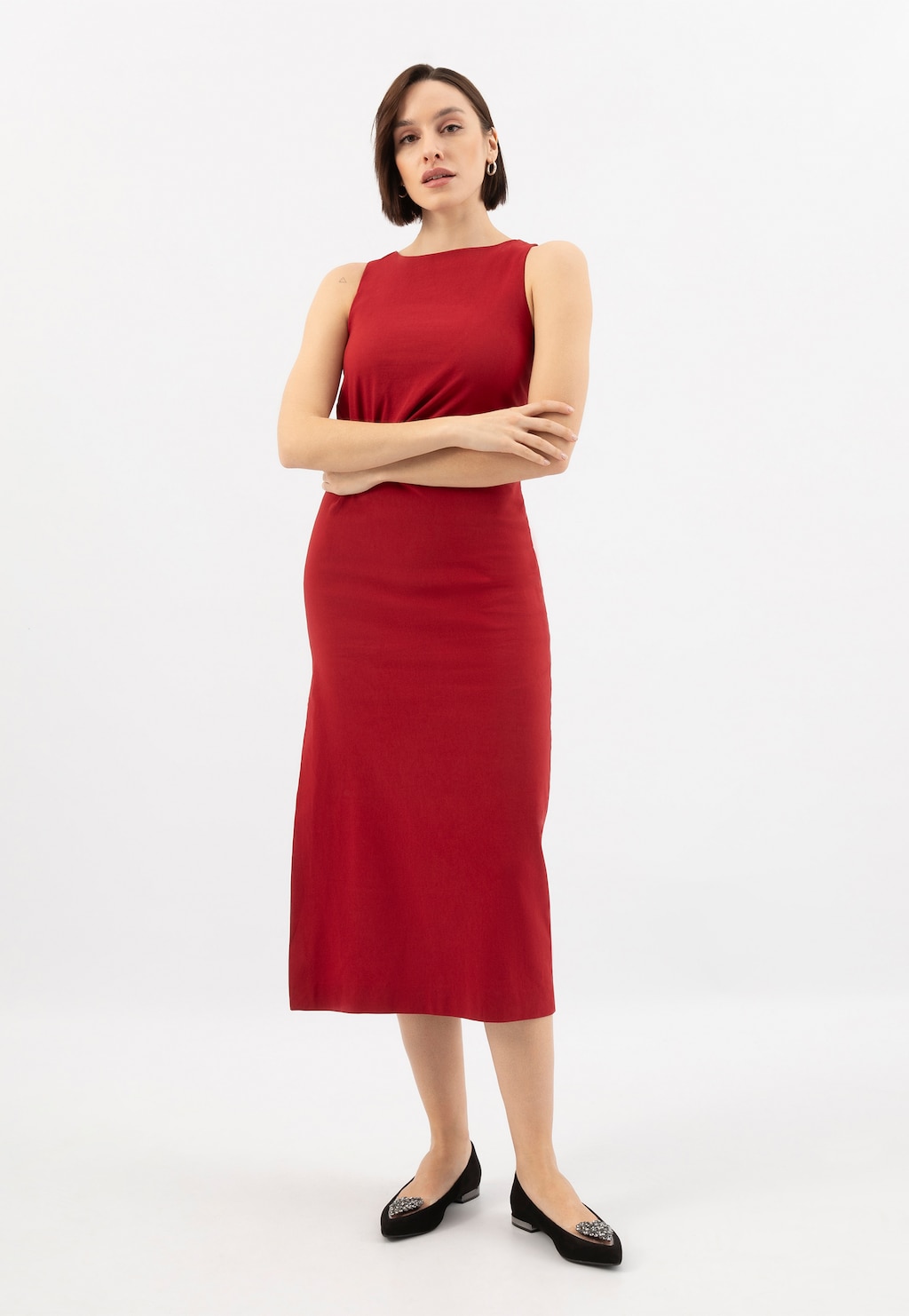 Elegancka czerwona sukienka midi w połączeniu z czarnymi balerinami Wojas model 44050-81 ze srebrnymi akcentami i ozdobą w kształcie serca.