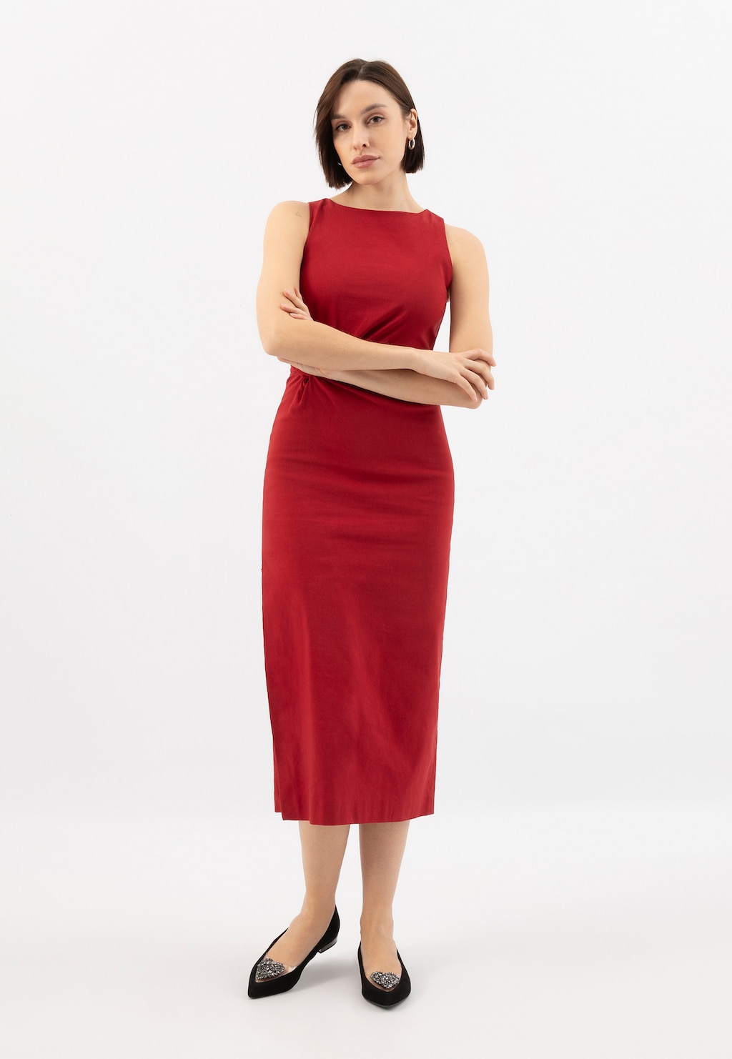 Eleganckie czarne baleriny Wojas model 44050-81 ze srebrnymi akcentami i ozdobą w kształcie serca, zaprezentowane z czerwoną sukienką midi.