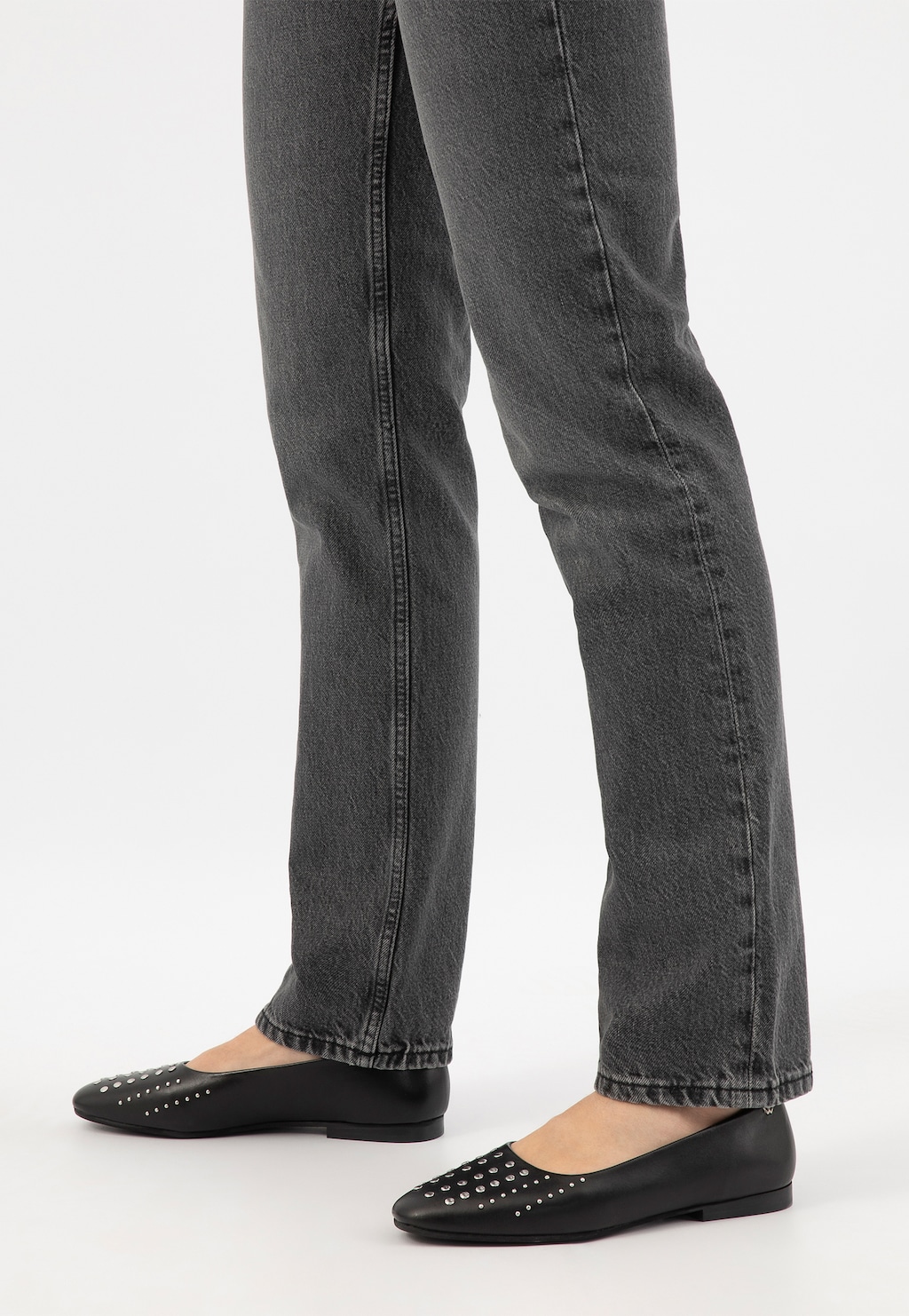 Czarne baleriny Wojas model 44044-51 ze srebrnymi nitami na przodzie, noszone do szarych jeansów, ukazane z perspektywy bocznej.