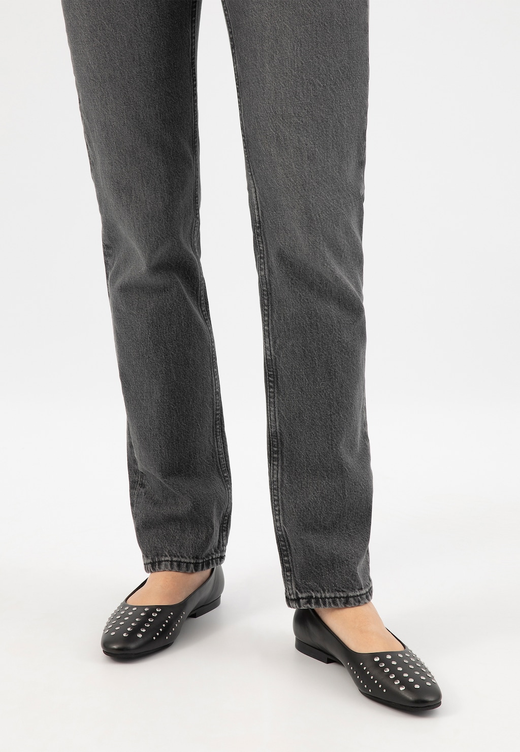 Czarne baleriny Wojas model 44044-51 ze srebrnymi nitami na przodzie, noszone ze szarymi jeansami, widok z perspektywy frontalnej pokazujący elegancki, codzienny styl.