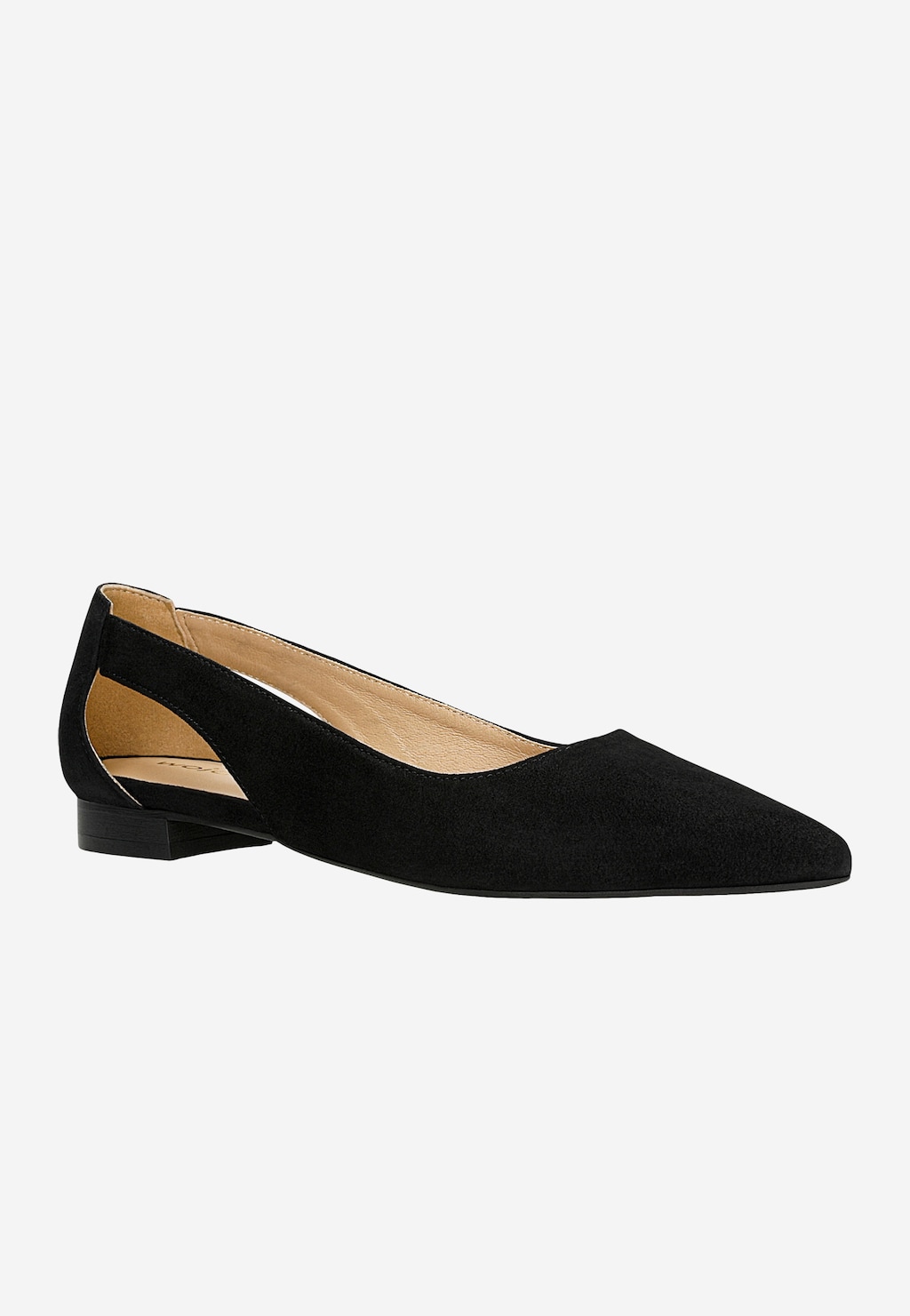 Czarne czółenka Wojas 44036-61 z zamszowej skóry, spiczastym noskiem i dekoracyjnymi wycięciami po bokach, na niskim obcasie, z beżową wyściółką wewnątrz.