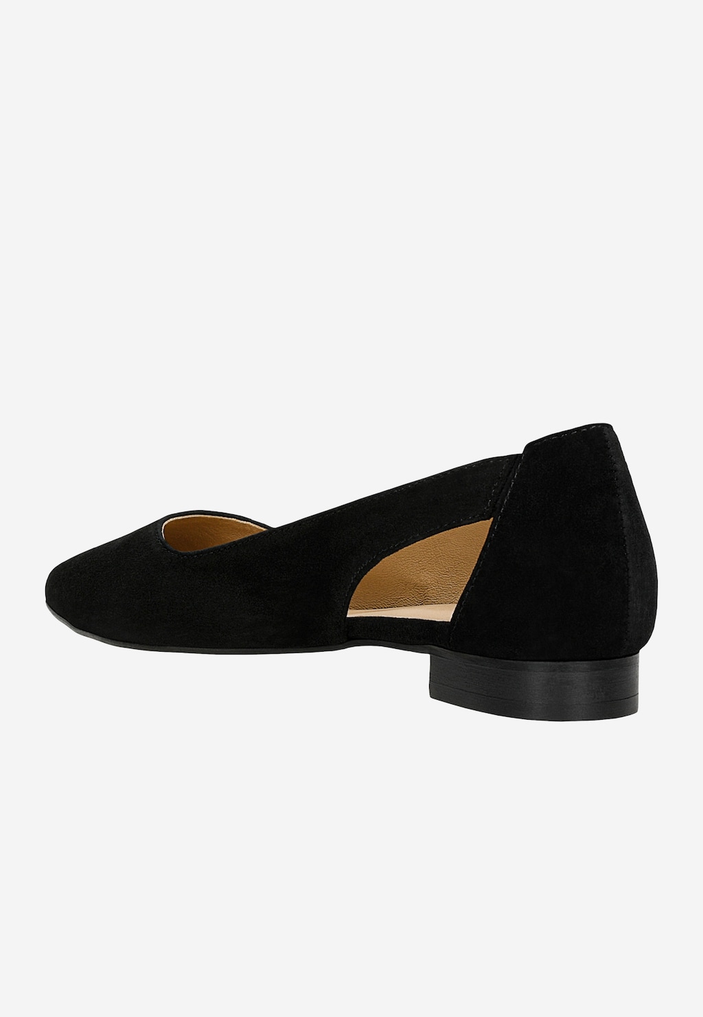 Czarne czółenka Wojas 44036-61 z boku, widoczne eleganckie wycięcia na wysokości śródstopia, spiczasty nosek, niski obcas i zamszowa tekstura materiału.