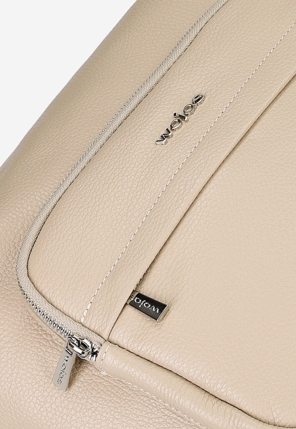 Beżowa torebka-plecak Wojas 80127-54 ze skóry licowej z charakterystycznymi przeszyciami, metalowym logo i suwakiem. Eleganckie detale w postaci srebrnych elementów.