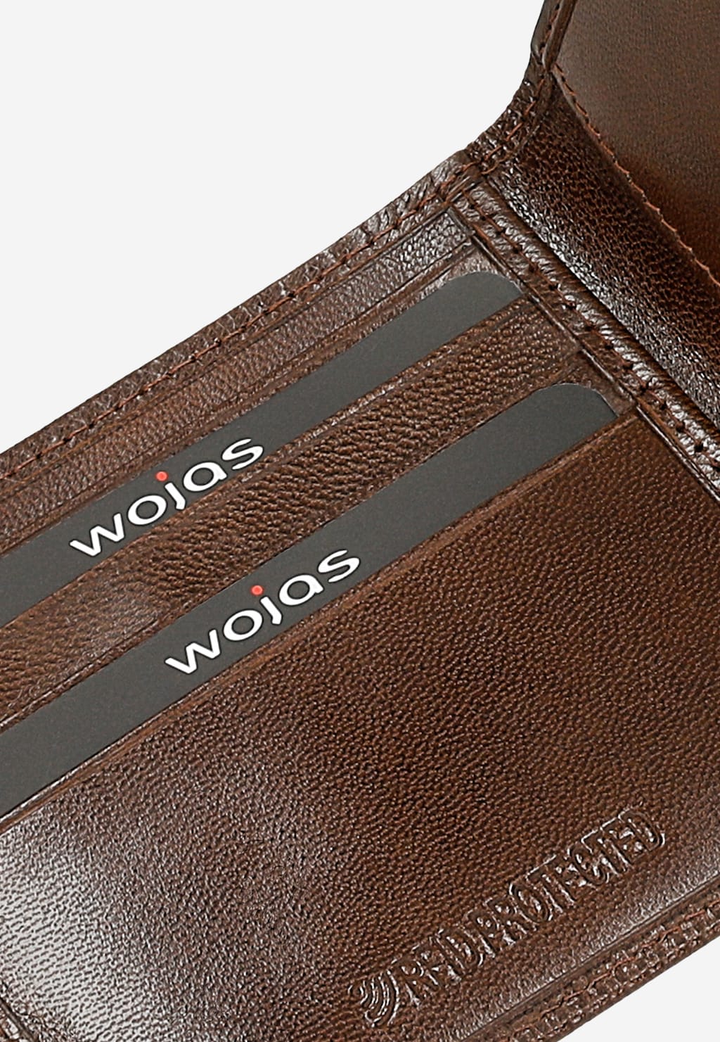 Brązowy portfel męski Wojas model 91109-52 z tłoczonej skóry, z widocznymi przegródkami na karty oznaczonymi logo marki, ukazany w zbliżeniu z widoczną teksturą skóry.