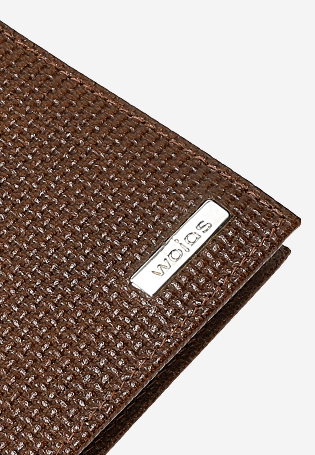 Duży brązowy portfel męski Wojas model 91109-52 z tłoczonej skóry o wyrazistej teksturze, z metalową plakietką z logo marki na froncie.