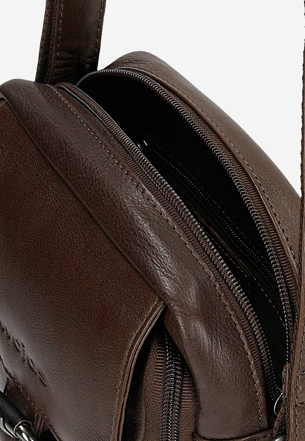 Zbliżenie na małą brązową torbę męską Wojas model 90028-52 ze skóry naturalnej, z widocznym wnętrzem i zamkiem błyskawicznym, pokazujące elegancką teksturę skóry.