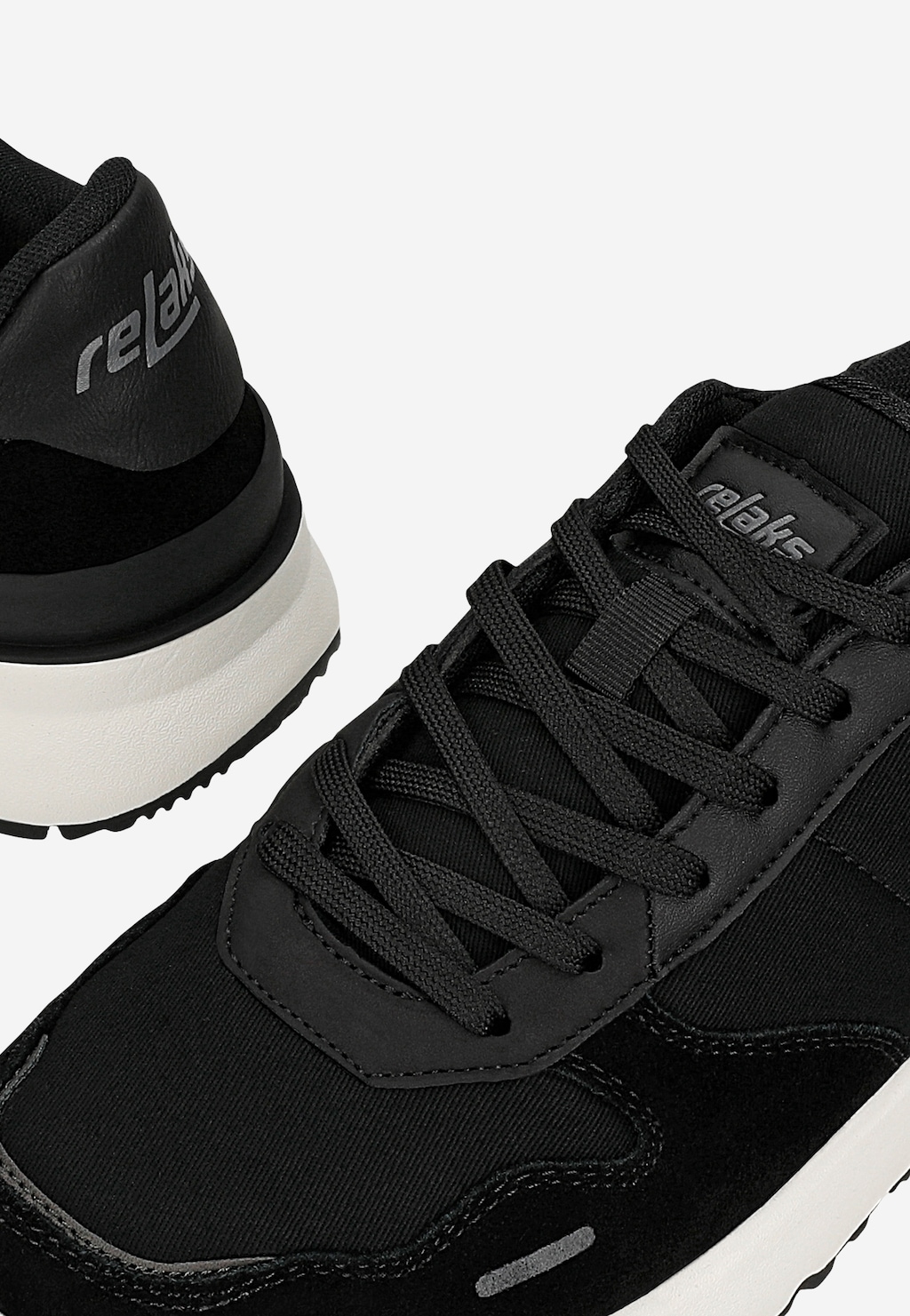 Czarne sneakersy męskie RELAKS model R10116-81 z białą podeszwą, widok z góry ukazujący szczegóły sznurowania i logo marki na zapiętku oraz języku.