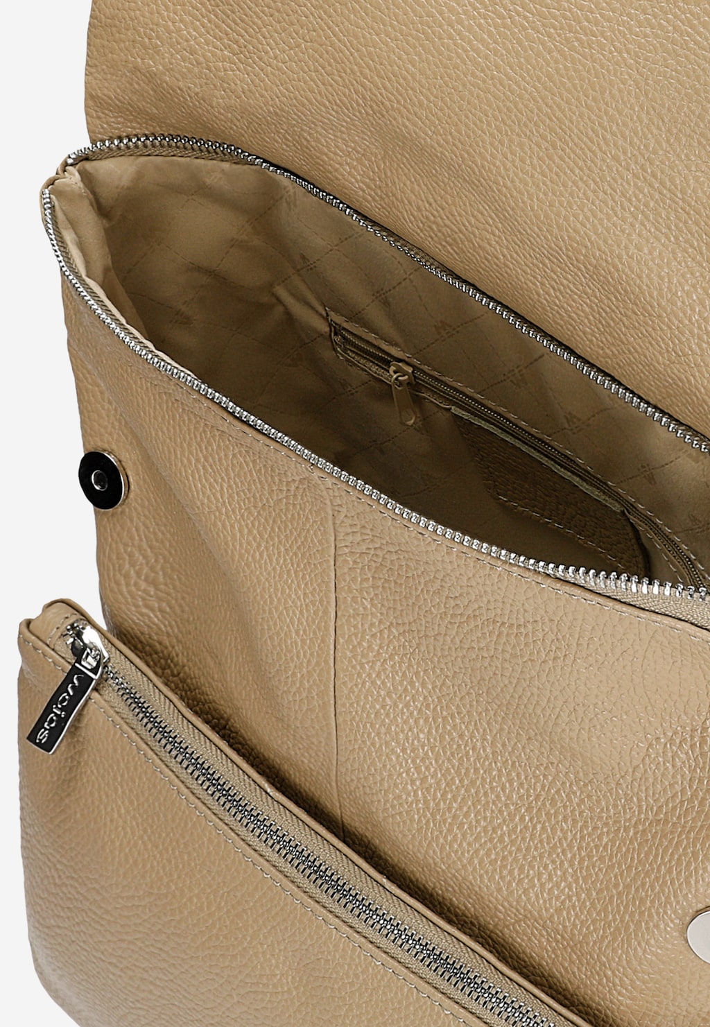 Beżowy skórzany plecak miejski Wojas 80435-54 z widocznym wnętrzem, kieszenią z zamkiem błyskawicznym i podszewką, eleganckie wykończenie metalowymi detalami.