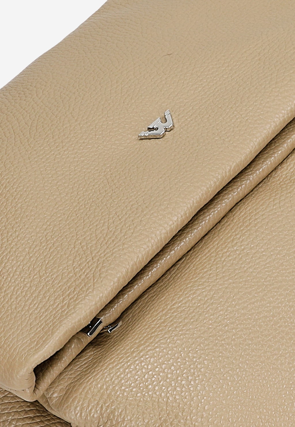 Zbliżenie na beżowy skórzany plecak miejski Wojas model 80435-54, ukazujące fakturę skóry, eleganckie srebrne logo oraz zamek błyskawiczny.