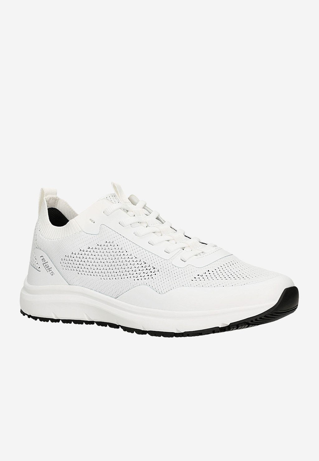 Białe sneakersy RELAKS R4617019 z odblaskowym logo na pięcie, wykonane z przewiewnej, perforowanej tkaniny, na grubej podeszwie z czarną podeszwą zewnętrzną.