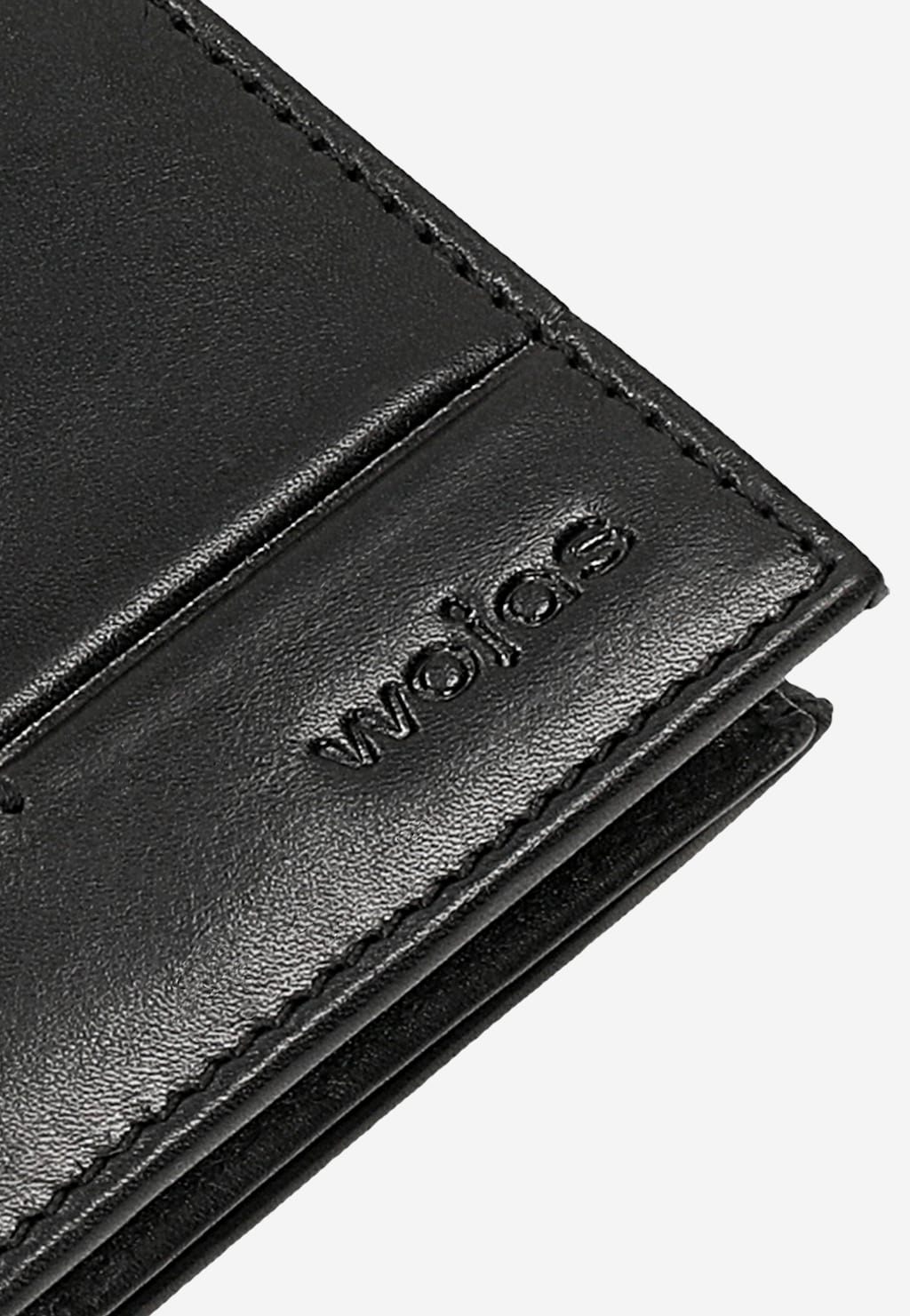 Czarny skórzany portfel męski Wojas model 91116-51 z wytłoczonym logo marki, widok z bliska pokazujący szczegóły wykończenia i teksturę skóry.