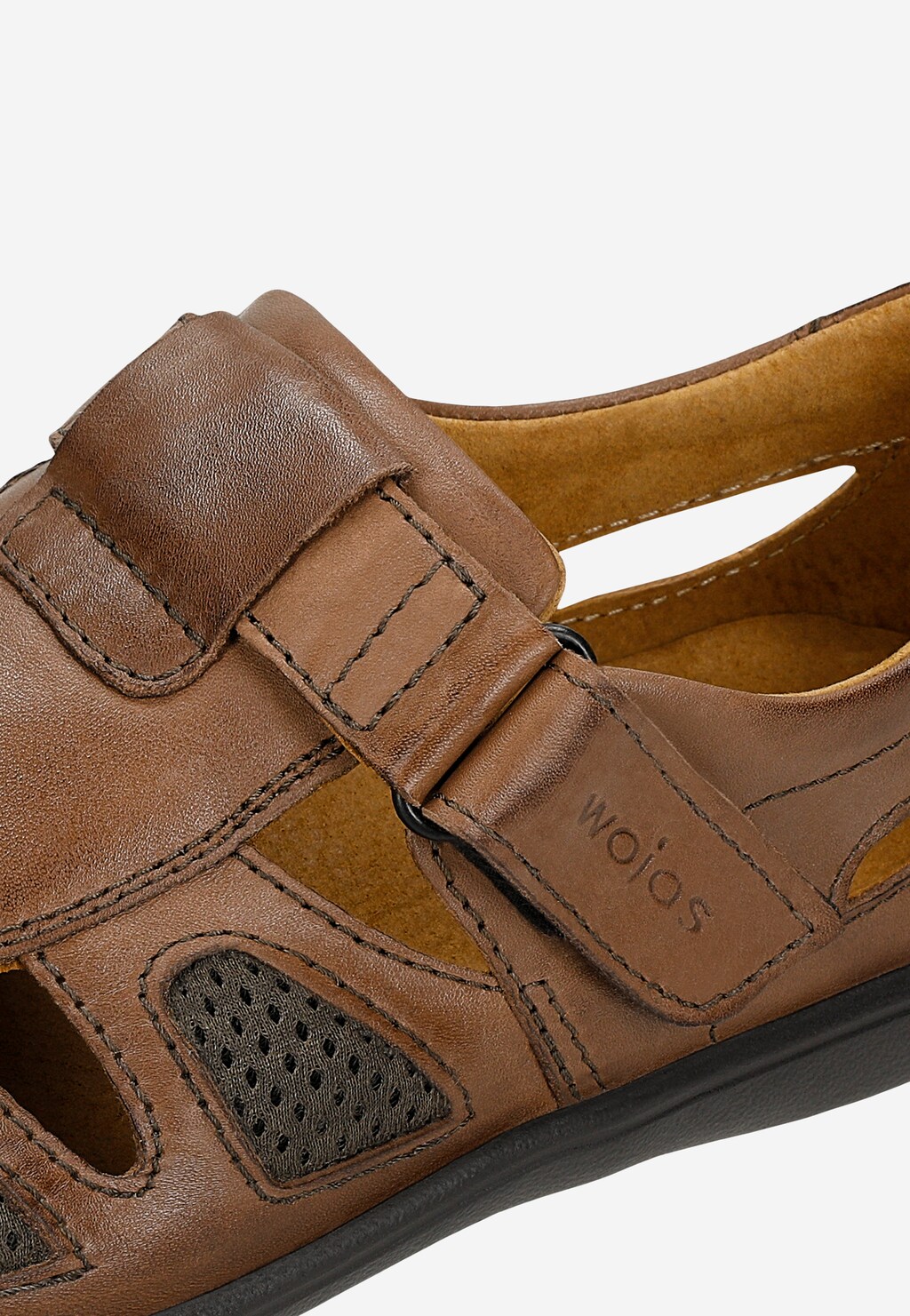 Brązowe skórzane półbuty Wojas model 2156-07 z linii comfort, z zapięciem na rzep, perforowanymi wstawkami i miękką wyściółką, ukazane z boku.