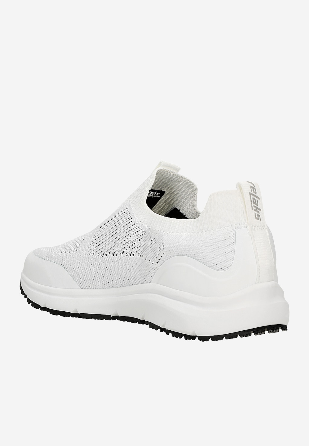 Białe materiałowe sneakersy RELAKS R46169-19 widoczne z boku, z charakterystyczną wsuwana konstrukcją, oddychającą siateczkową cholewką i czarną podeszwą.
