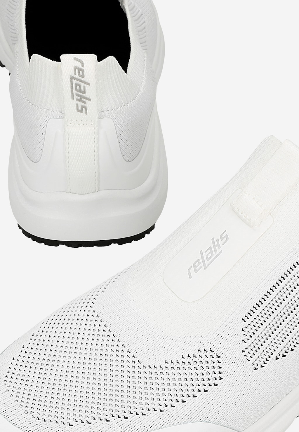 Białe materiałowe sneakersy wsuwane RELAKS R46169-19 z czarnym spodem, widok z bliska na przednią część buta i tył z logo marki, z oddychającą siateczkową strukturą.