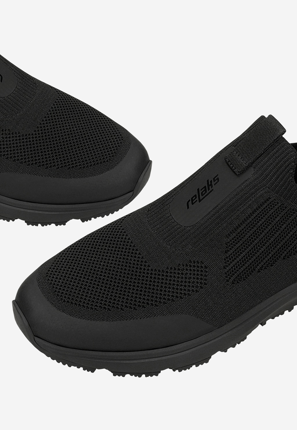 Czarne wsuwane sneakersy Relaks R46169-11 z siateczkową cholewką, elastyczną wstawką i logo marki na pięcie, pokazane z bliska w dwóch ujęciach.