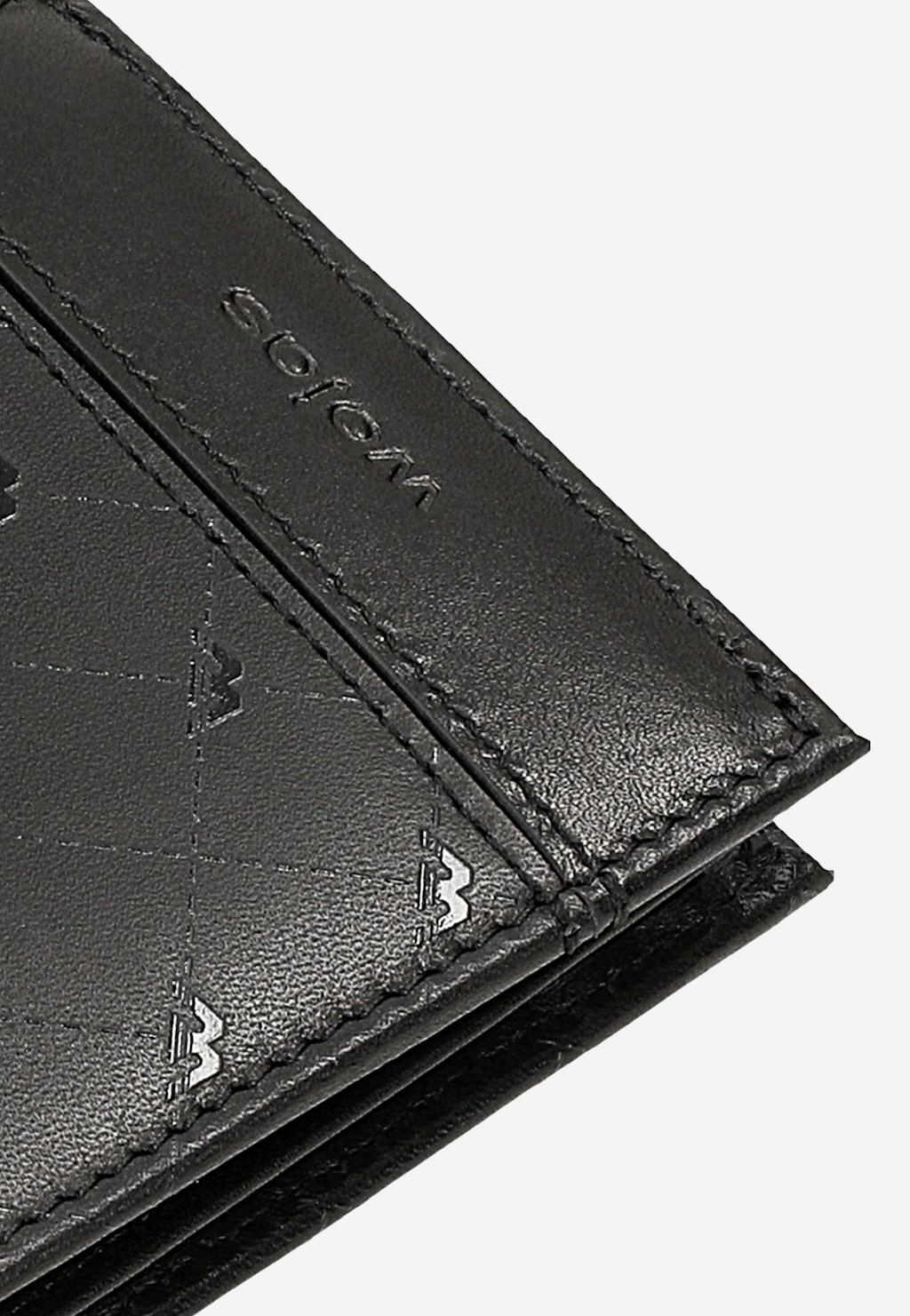 Czarny pikowany portfel męski Wojas model 91107-51 z ochroną RFID, wykonany z licowej skóry, z widocznym logo marki i eleganckim pikowanym wzorem.