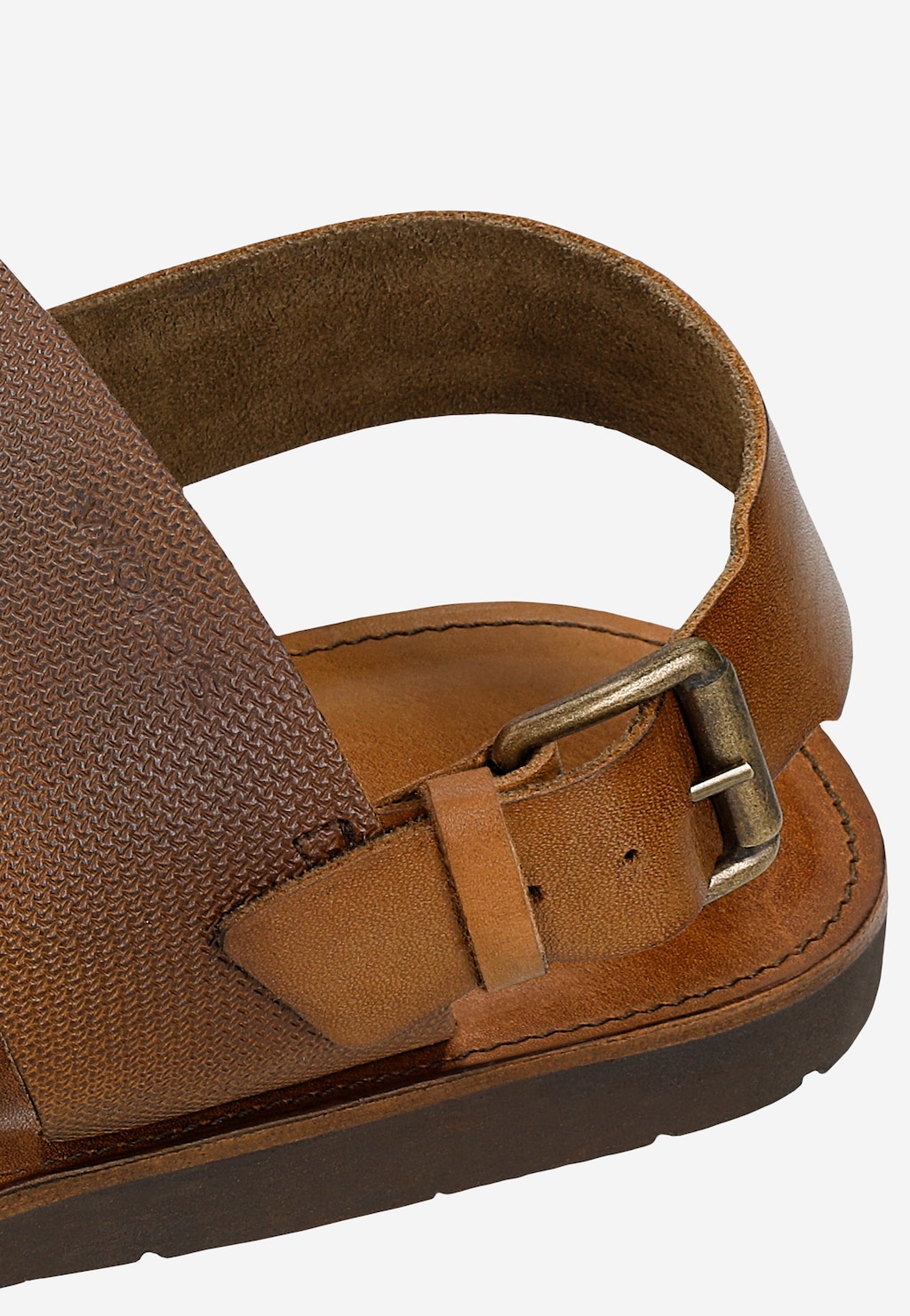 Brązowe skórzane sandały męskie Wojas model 29007-54 z teksturowanym paskiem, klamrą i ciemną podeszwą, ukazane w zbliżeniu z boku.