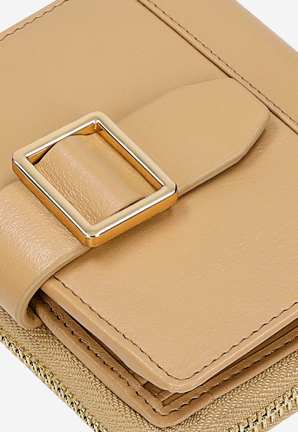 Beżowy portfel damski Wojas 91106-54 ze skóry naturalnej, z elegancką złotą klamrą i zamkiem błyskawicznym. Zbliżenie na detale i teksturę skóry.