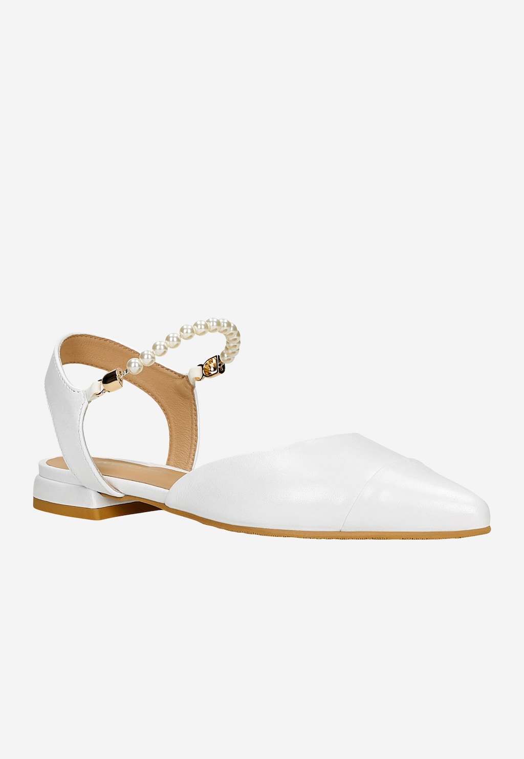 Białe baleriny Wojas 44060-59 z odkrytą piętą, zdobione eleganckim paskiem z perłowymi koralikami, na płaskim obcasie, widok z boku.