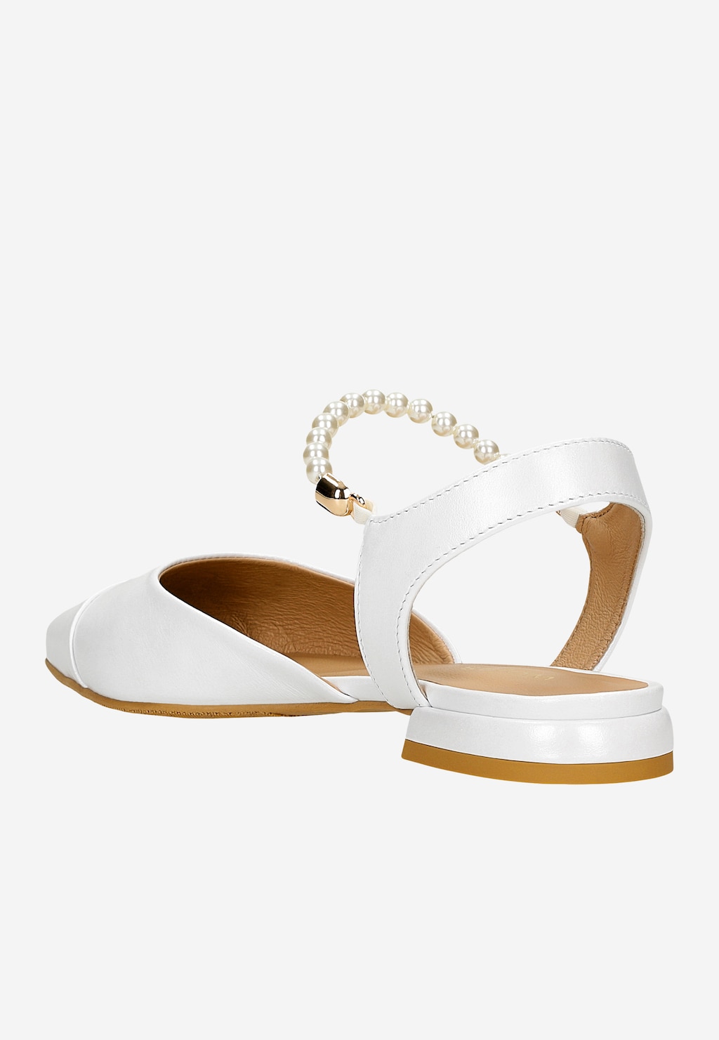 Białe baleriny Wojas model 44060-59 z odkrytą piętą, widok z tyłu. Elegancki pasek z perłowymi koralikami zapina buta, brązowa wewnętrzna podeszwa i gumowy spód.