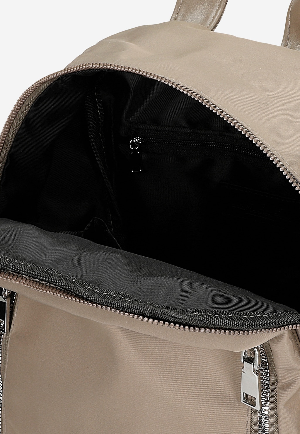 Wnętrze beżowego plecaka RELAKS R90004-14 z czarną podszewką, kieszenią wewnętrzną na zamek błyskawiczny i detalami w postaci metalowych suwaków i zapięć.
