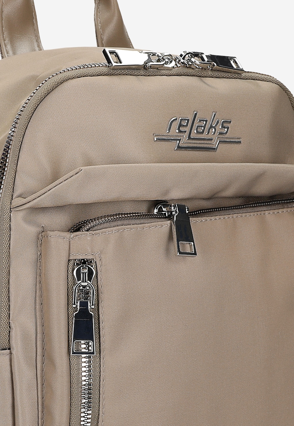 Beżowy plecak miejski RELAKS R90004-14 z materiału tekstylnego, z logo marki na froncie, wyposażony w kilka kieszeni z metalowymi zamkami błyskawicznymi.