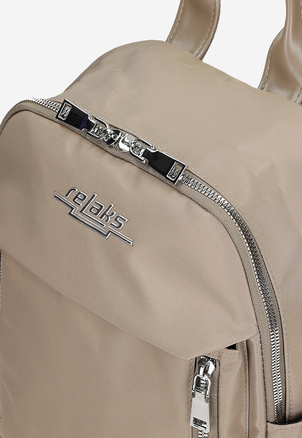 Beżowy materiałowy plecak miejski Relaks model R90004-14 z metalowym logo i ozdobnymi suwakami, ukazany z bliska na przedniej kieszeni.