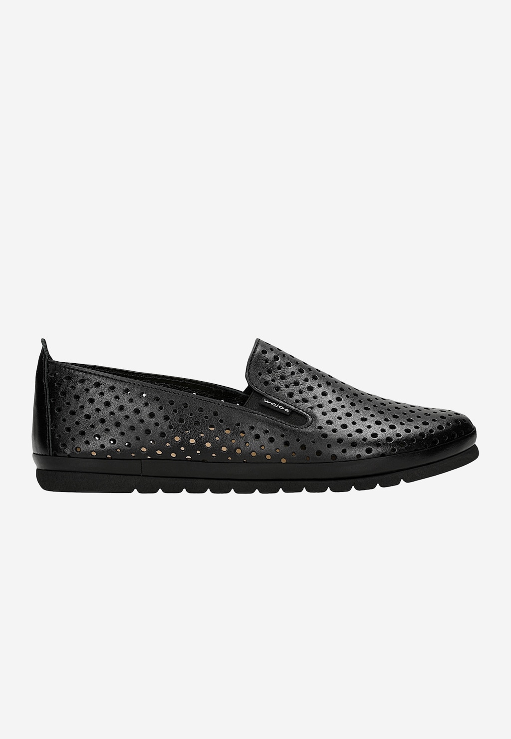 Czarne skórzane loafersy damskie Wojas model 46102-51 z charakterystycznym ażurowym wzorem w postaci dziurek, widoczne z boku na elastycznej podeszwie.