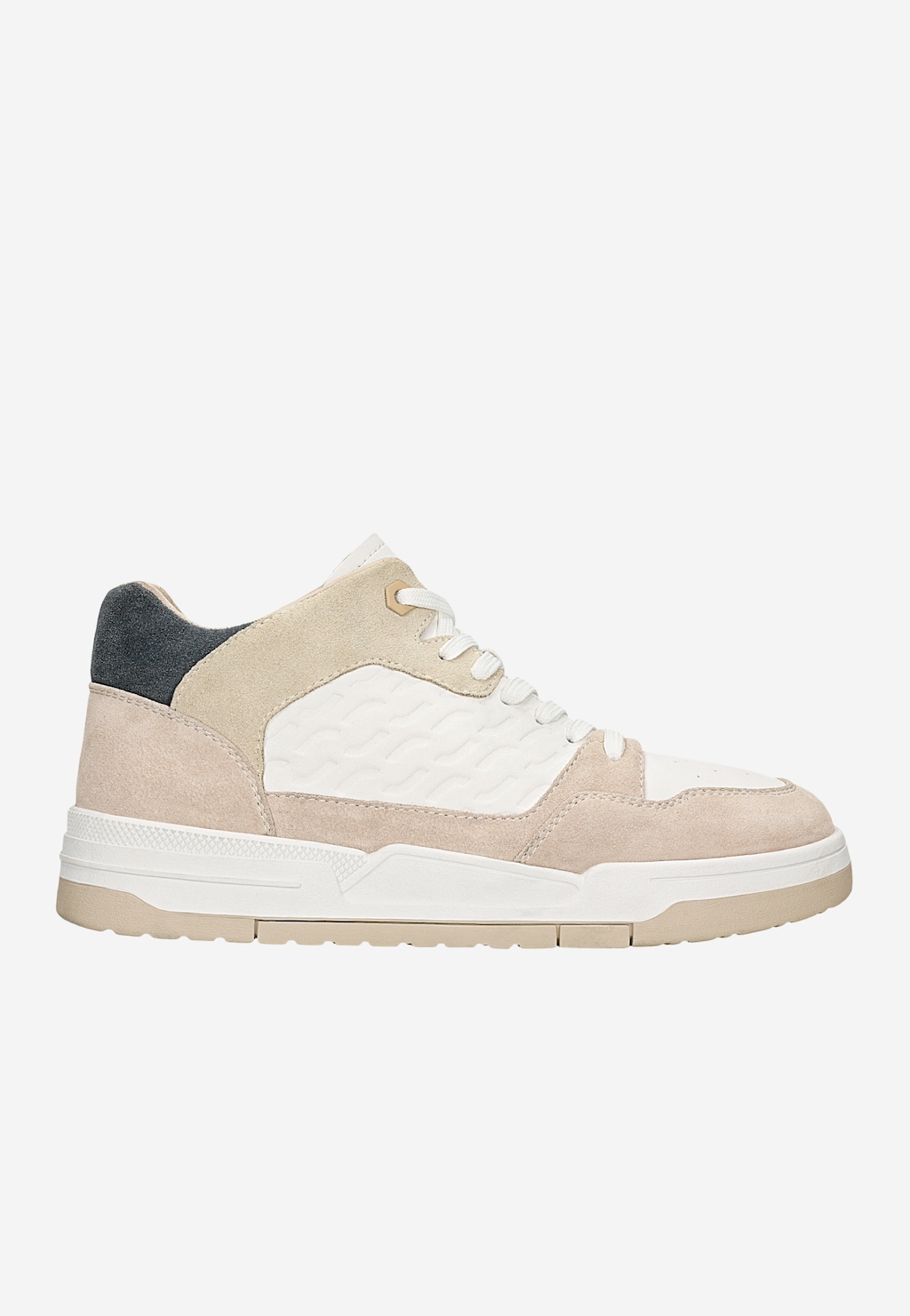 Trampki RELAKS model R24041-89 w kolorze biało-beżowym z szarą wstawką z tyłu, wykonane z zamszu i skóry, na płaskiej, białej podeszwie, z bocznego profilu.