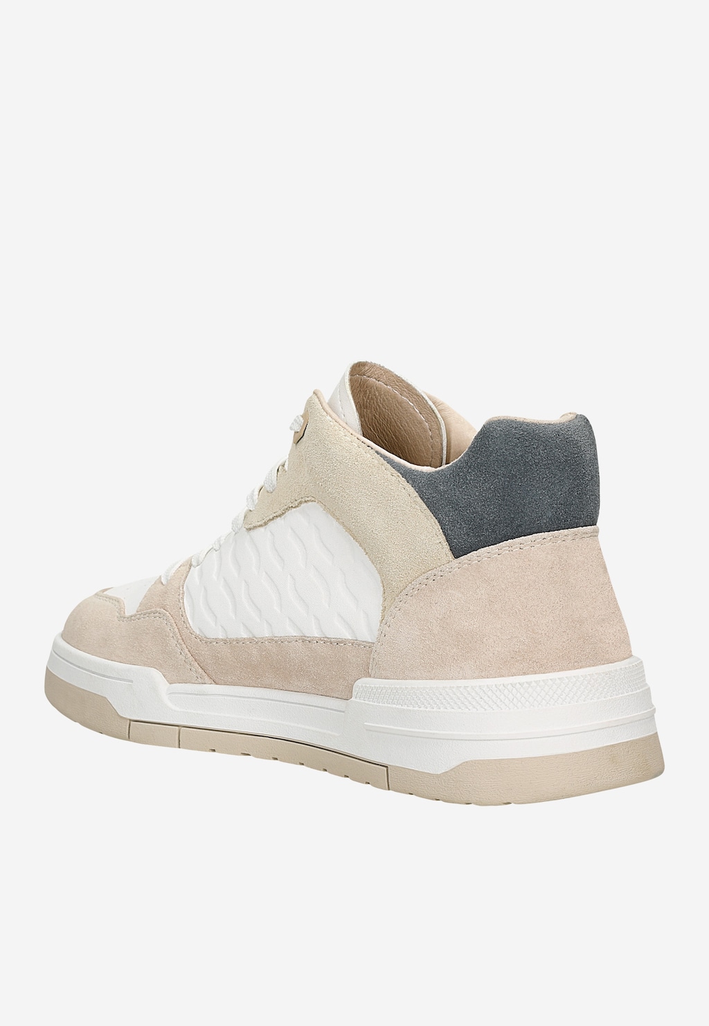 Biało-beżowe trampki RELAKS model R24041-89 z szarą wstawką na pięcie, widok z boku. Pikowana tekstura na cholewce, zamszowe elementy i gruba podeszwa.