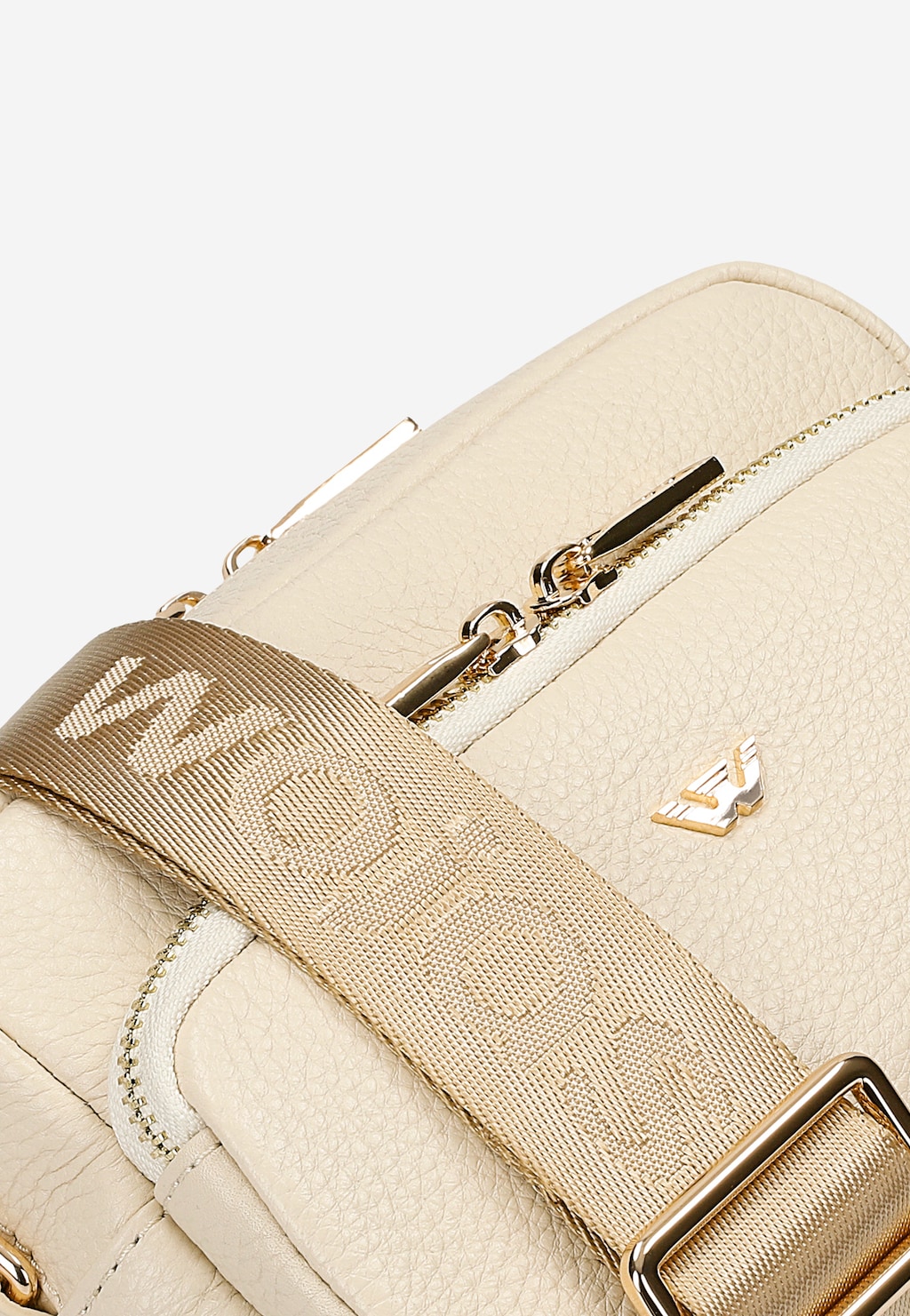 Mała beżowa torebka crossbody Wojas 80314-54 ze skóry naturalnej, ozdobiona złotymi elementami i logo marki, z praktycznym zamkiem błyskawicznym i paskiem na ramię.