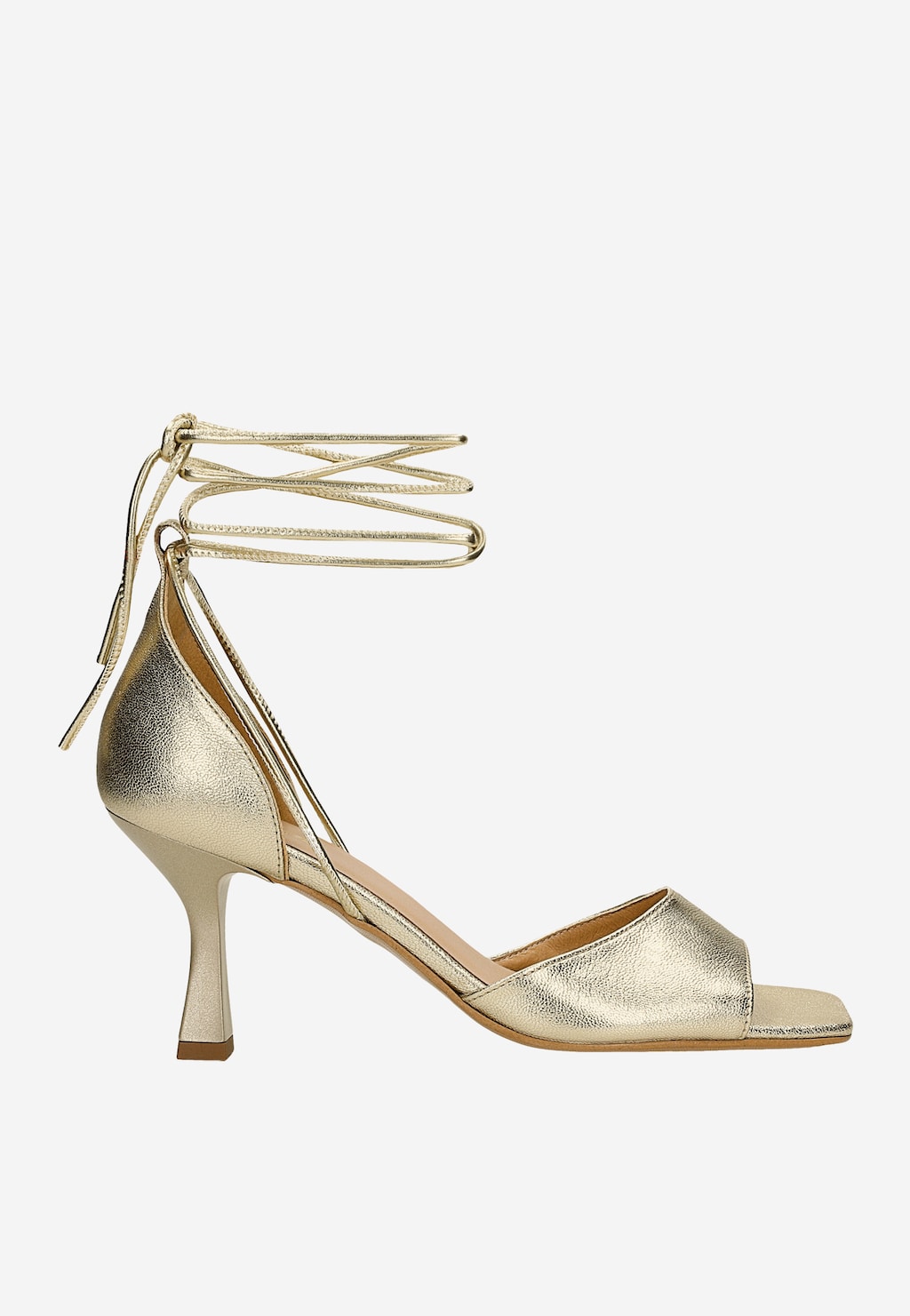 Złote sandały Wojas model 76201-58 z eleganckimi cienkimi paskami wiązanymi wokół kostki, na smukłym obcasie i z otwartym noskiem, wykonane z połyskującego materiału.