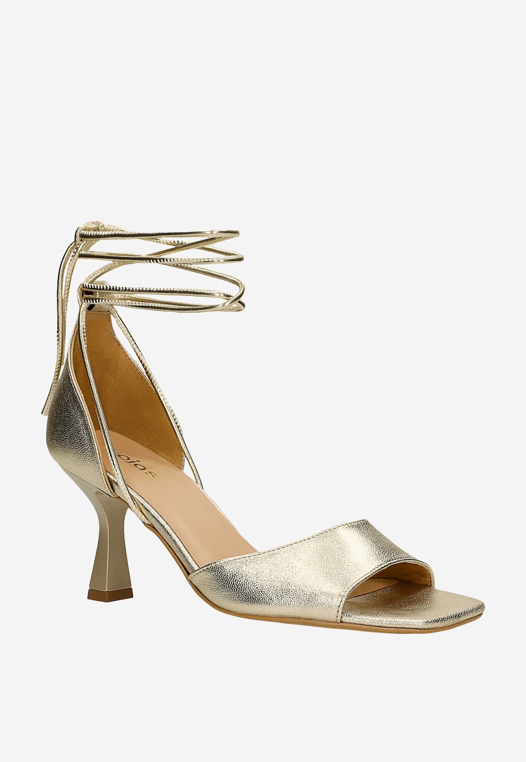 Złote sandały Wojas model 76201-58 z cienkimi paskami wiązanymi wokół kostki, kwadratowym noskiem i eleganckim smukłym obcasem. Buty prezentowane z boku.