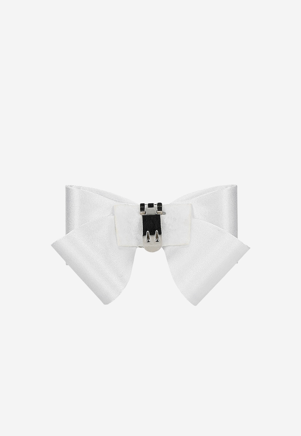 Biała odpinana kokardka do butów Wojas model 98539-10 z metalowym zapięciem pośrodku, ozdobiona kryształkami, wykonana z satynowego materiału.